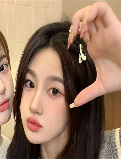 《猎场菅纫姿》色彩运用解析：色调选择与情绪表达分析